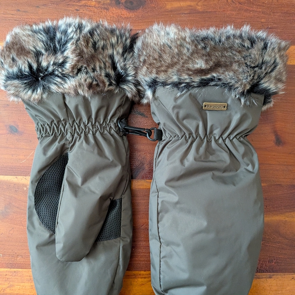 NWOT Barbour waterproof mittens.